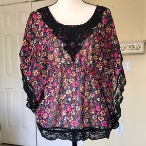 FLORAL LACE BUTTERFLY SlEEVE TOP